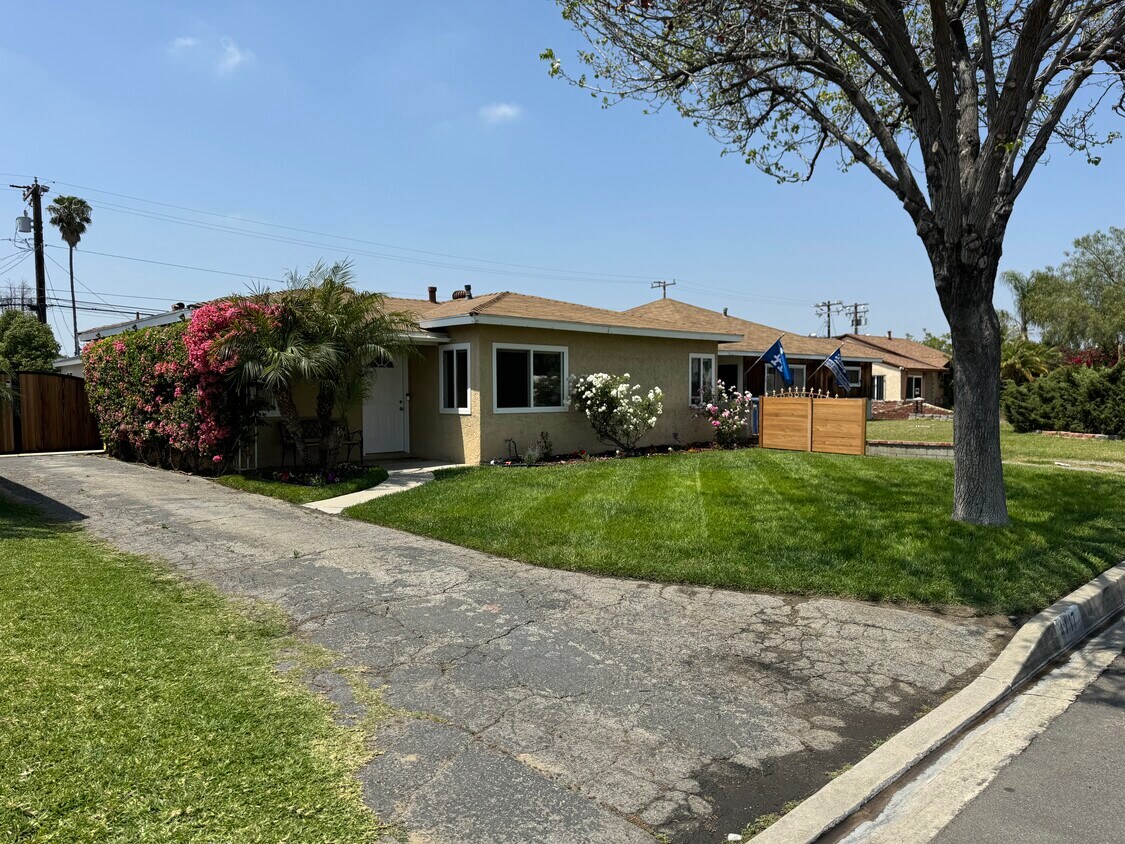 Front of House Landscaping - 4717 Garrick Ave