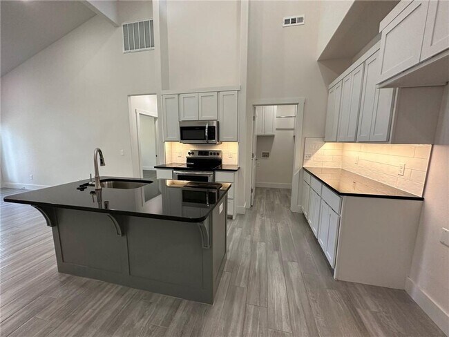 Building Photo - 656 Sun Meadow Dr