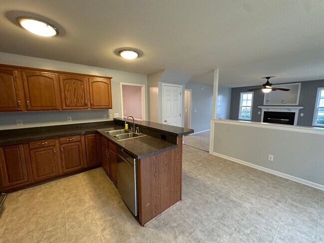 Foto del edificio - Spacious 4BR/3.5BA Two-Story Home in Queenswood Subdivision
