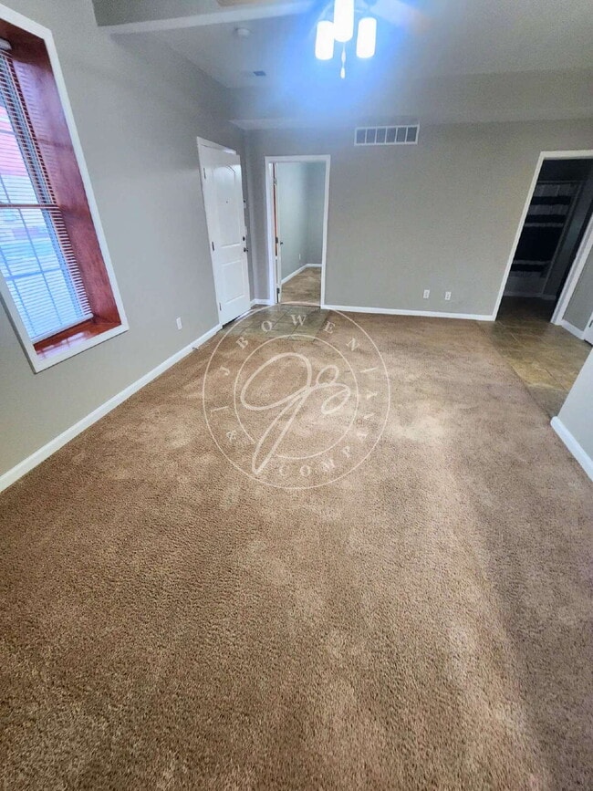 Building Photo - "Charming 1-Bedroom Duplex in Toledo's Vibrant North Huron Neighborhood!"