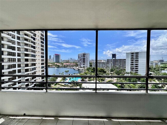 Building Photo - 2500 Parkview Dr