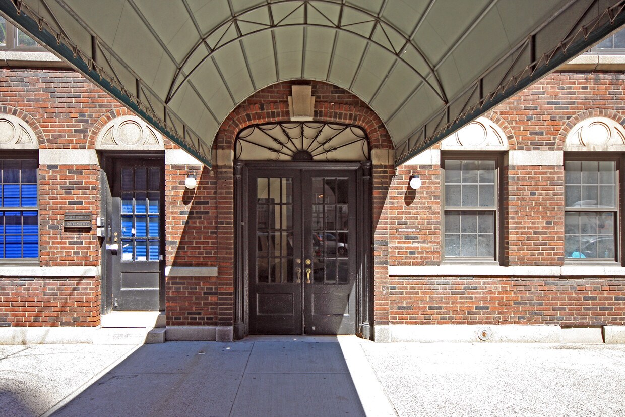 Otros - 115 E 72nd St