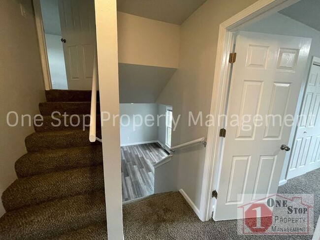 Building Photo - 3 Bedroom, 1 Bathroom Duplex for Rent in I...