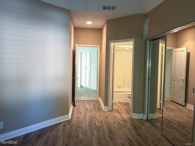 Building Photo - 2 br, 2.5 bath Condo - 83 Plaza de las Flores