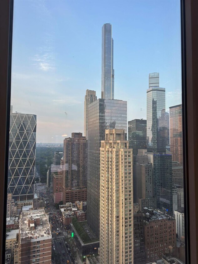 Foto principal - 310 W 52nd St