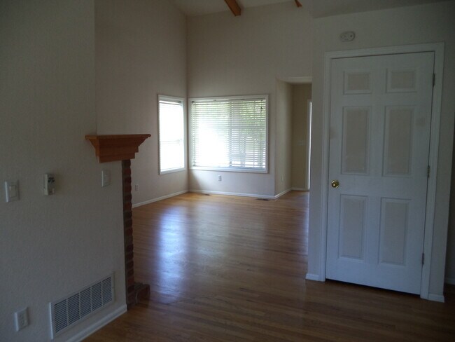 Building Photo - 3 bedrooms plus loft!  Main Floor Master plus so much more!