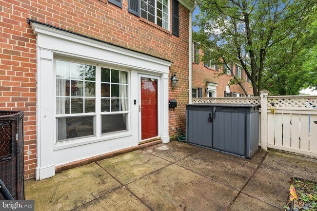 Foto del edificio - Welcome to this beautifully updated three ...