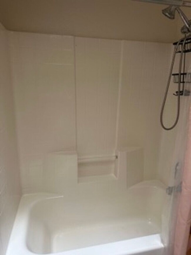 Building Photo - Perfectly Placed & Full of Space – 3 Bed i...