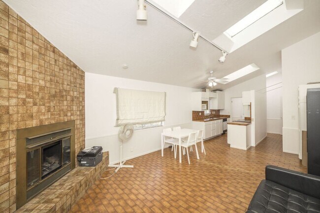 Building Photo - 4 Bed, 4 Bath Home Steps from Downtown Pal...