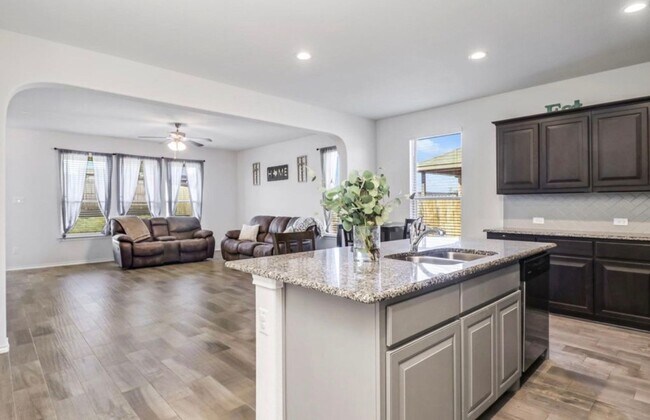 Foto del edificio - 1831 Creekwood Dr