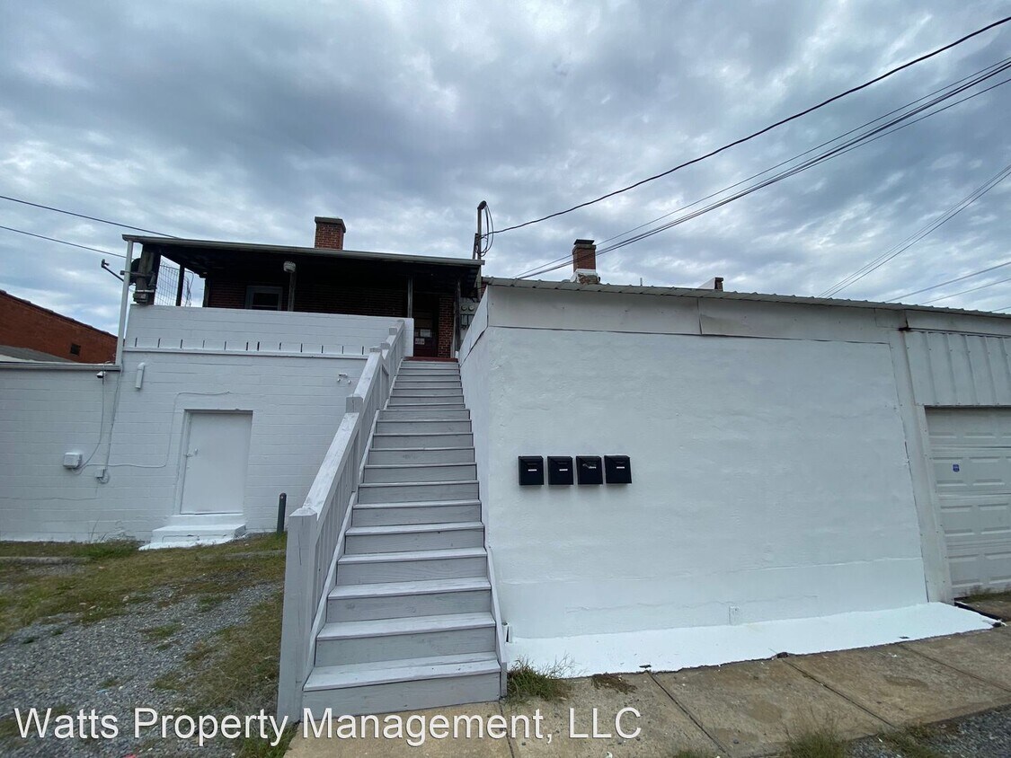 1 br, 1 bath House 823 Main Street 02 House for Rent in Altavista