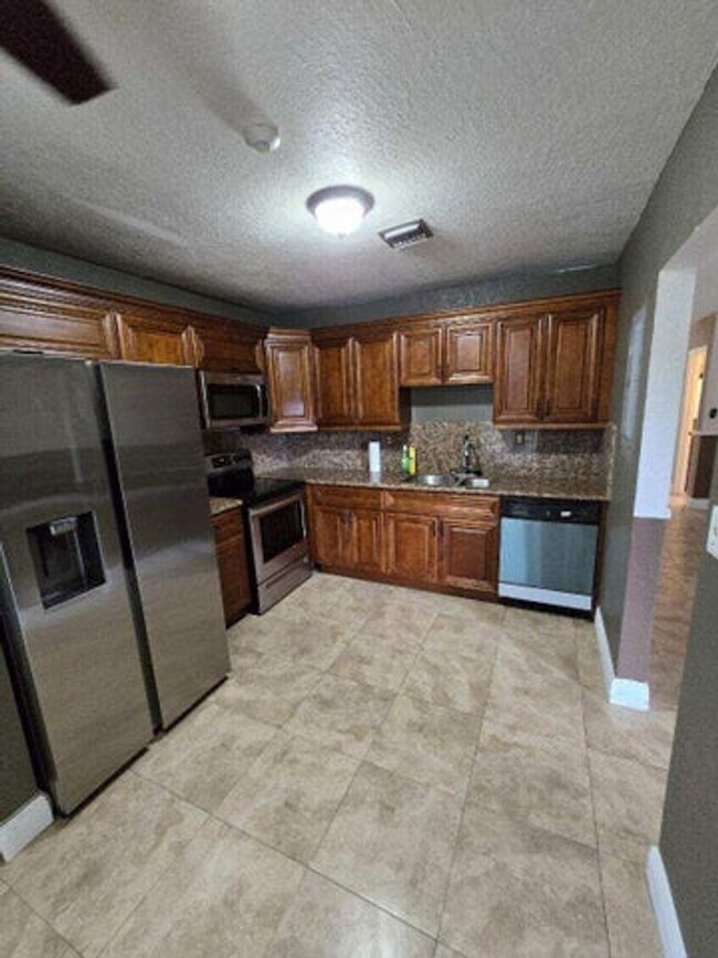 Building Photo - 5470 Lakewood Cir E