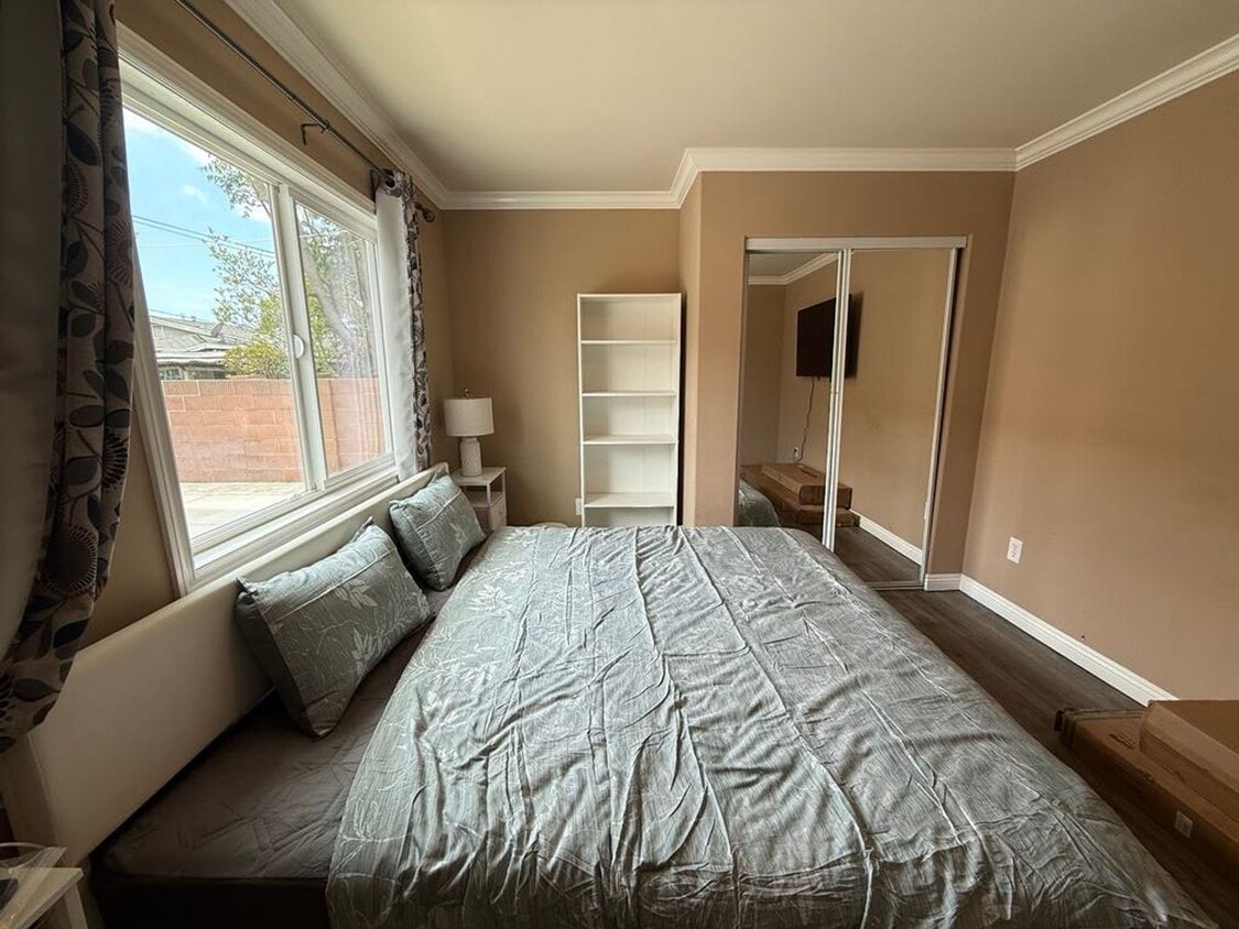 Foto principal - Charming 4-Bedroom, 2-Bath Fully Furnished...