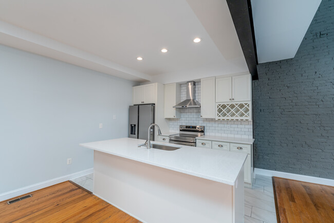 Building Photo - 43 E Fort Ave