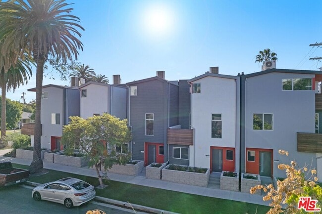 Building Photo - 7156 Willoughby Ave