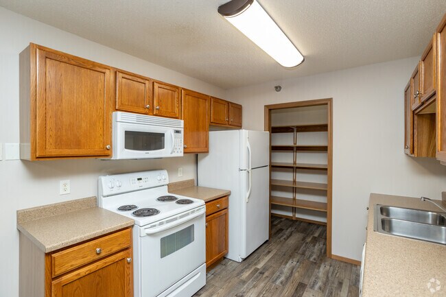 2BR, 1BA - 1020SF - Cocina - Eastern Hills Apartments