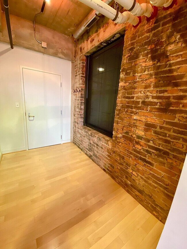 Foto del edificio - Stunning Industrial-Contemporary One Bedroom Condo- Parking included!