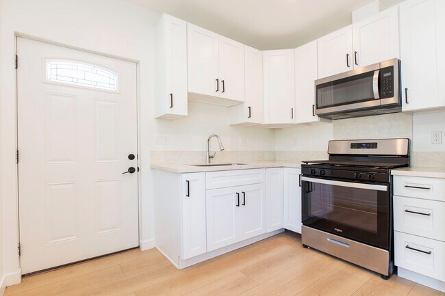 Building Photo - 11107 Whitegate Ave