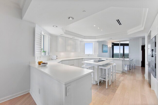 Foto del edificio - 8473 Bay Colony Dr