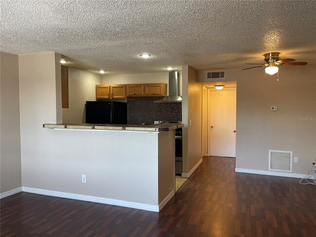 Building Photo - 9105 W Hillsborough Ave