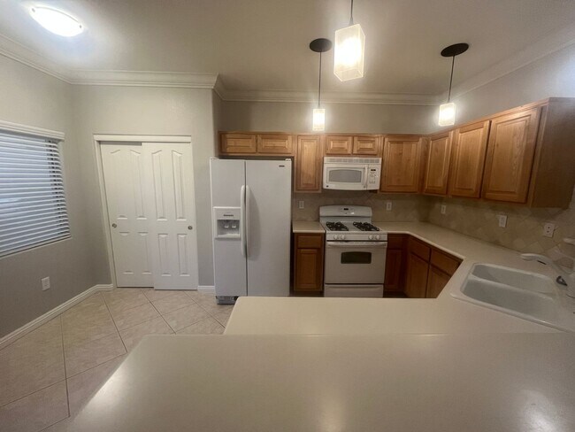 Foto del edificio - 3 Bedroom Townhome - Centennial Hills