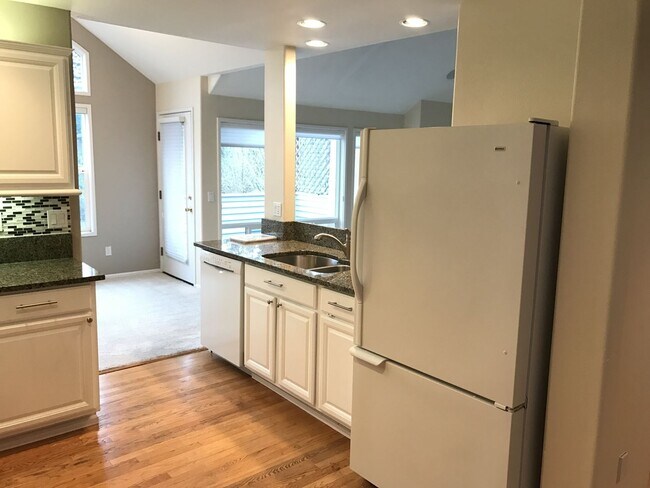 Foto del edificio - Murray Hill Courtyard Home!!! Light and Br...