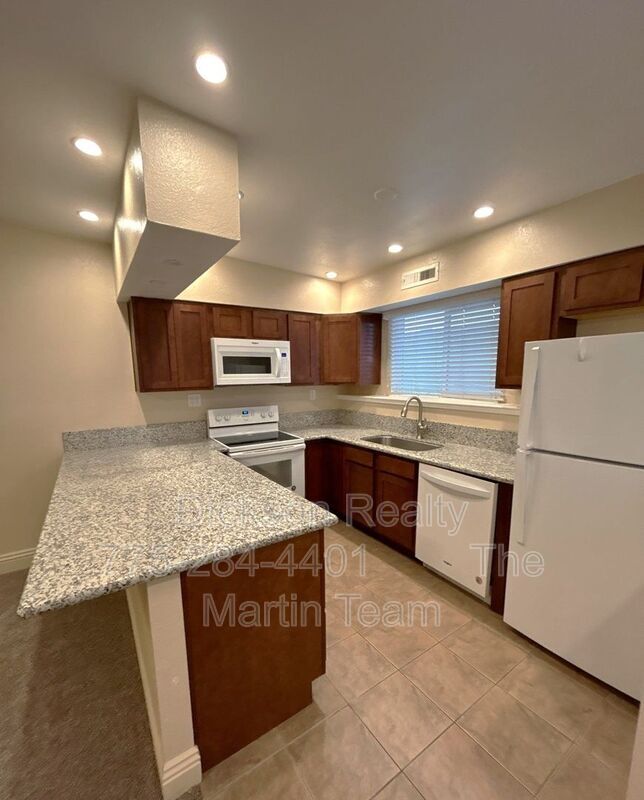Building Photo - 480 Sunshine Ln