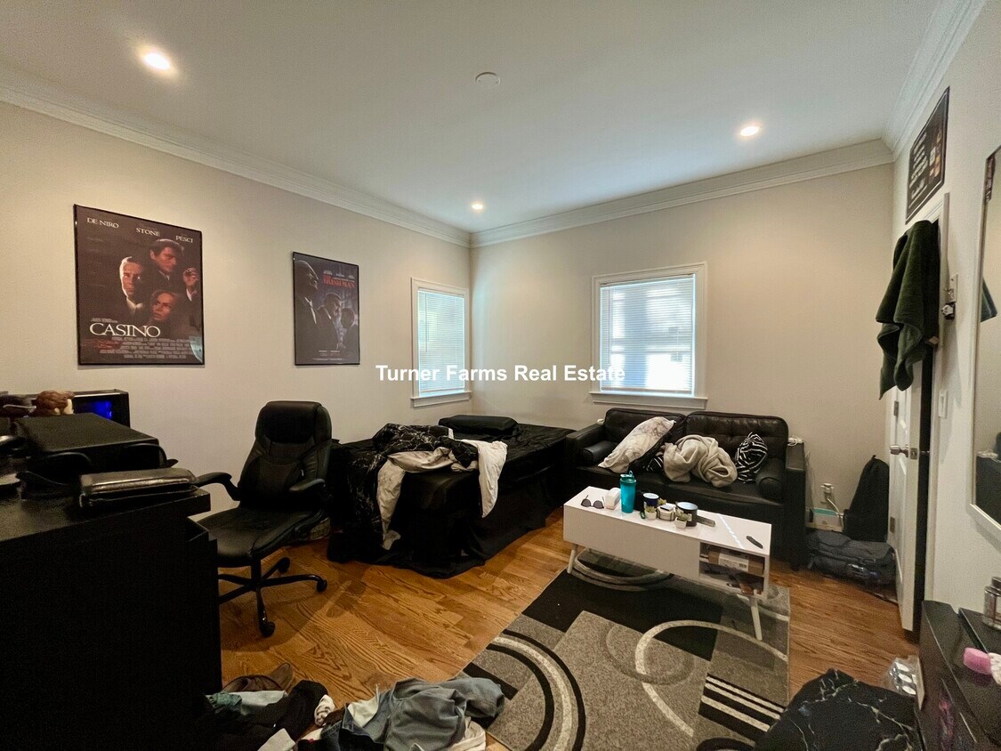 Primary Photo - 32 Sumner St