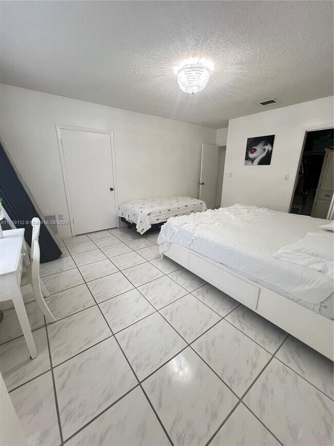 Foto del edificio - 1351 SW 70th Ave