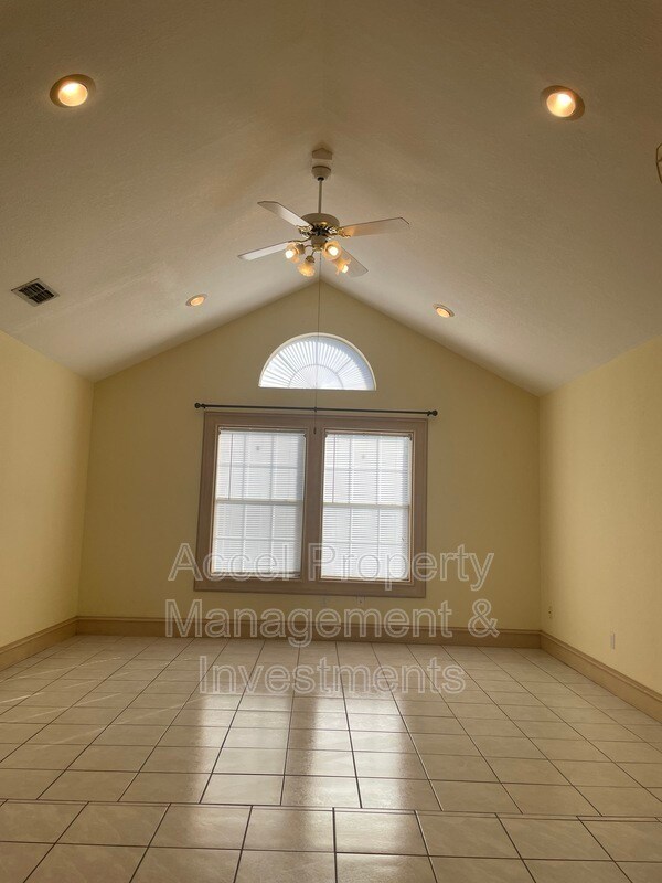 Foto del edificio - 512 Xanthisma Ave