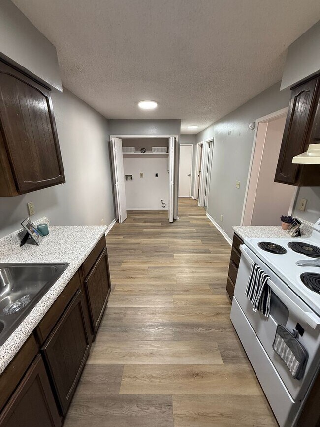 Building Photo - 108 NE Katherine Ave