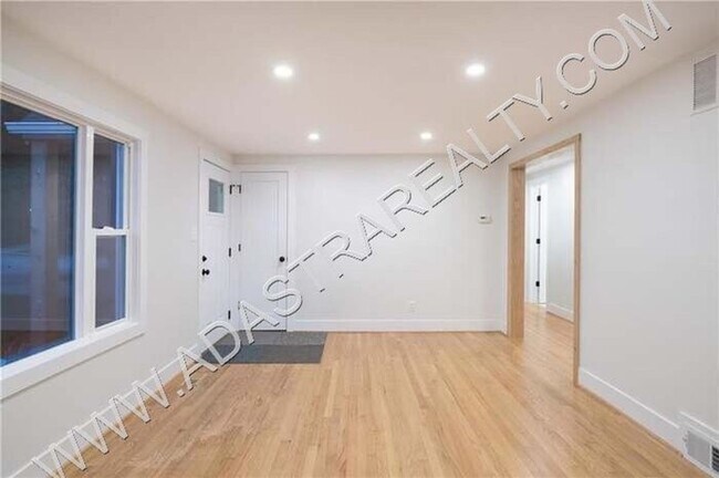 Building Photo - Beautiful Ranch Home in Mission Near Every...