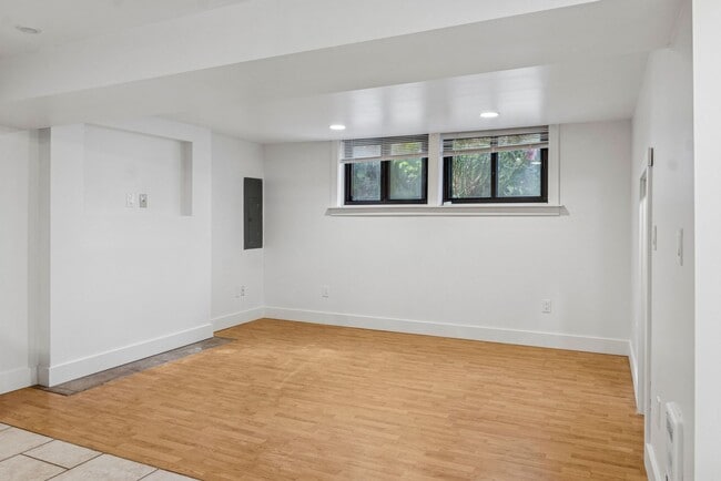 Building Photo - Cozy 2-Bed Lower Unit w/ Fenced Yard Minut...