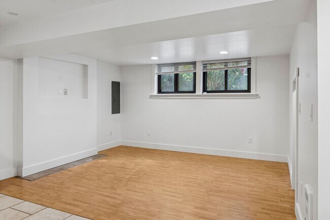 Foto del edificio - Cozy 2-Bed Lower Unit w/ Fenced Yard Minut...
