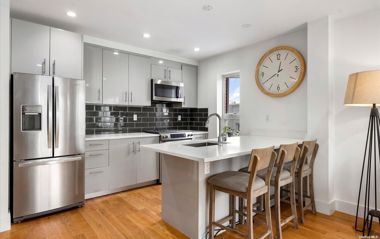 Foto principal - 63-34 Fresh Pond Rd