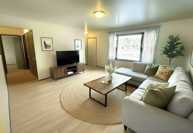 Building Photo - 805 E Cedar Ave