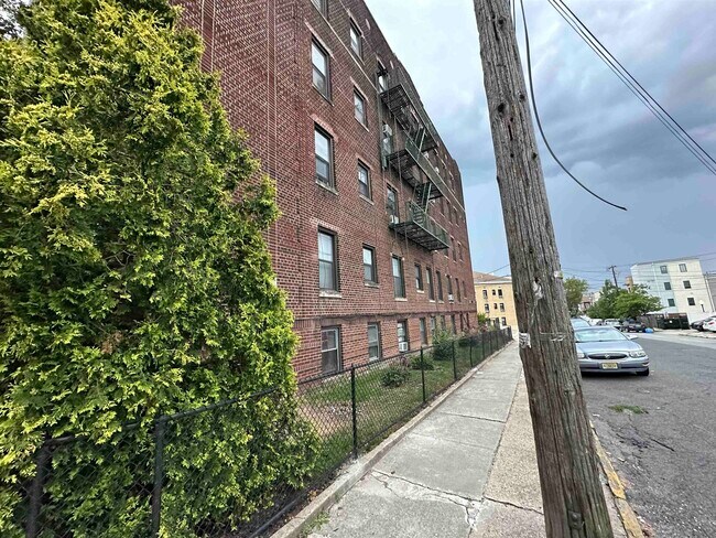 Building Photo - 45-47-47 Kelly Pkwy