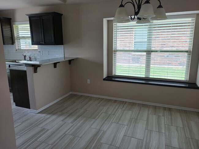Foto del edificio - 3 bed 2 bath in Yukon! Stunning finishes, ...