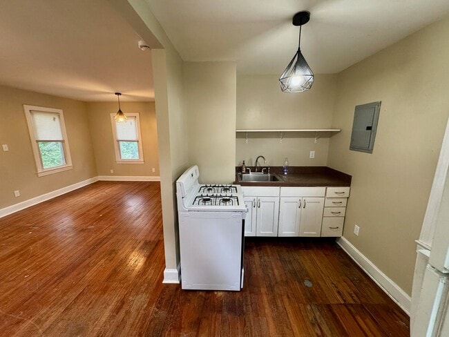 Building Photo - 1706 Cowling Ave