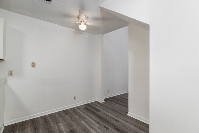 Foto del edificio - 801 Burcale Rd