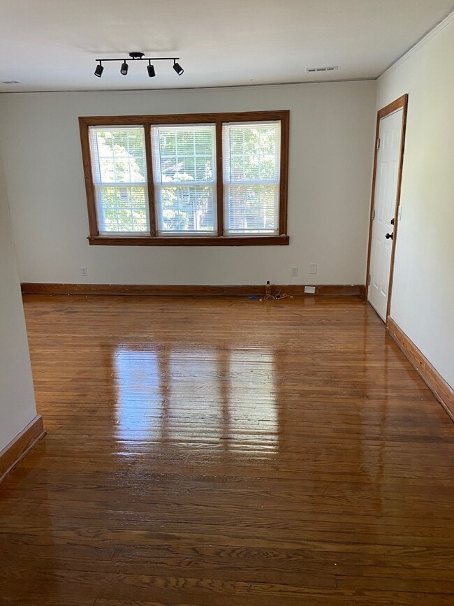 Building Photo - 903 E Lytle St