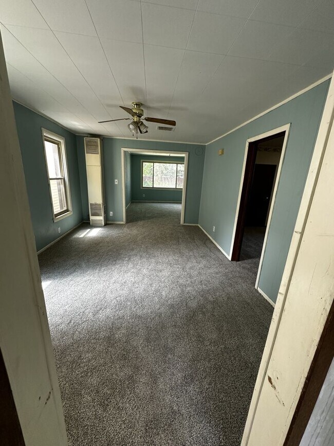 Foto del edificio - 4 Bed, 1 Bath - 2 Stall Garage - Single Family Home