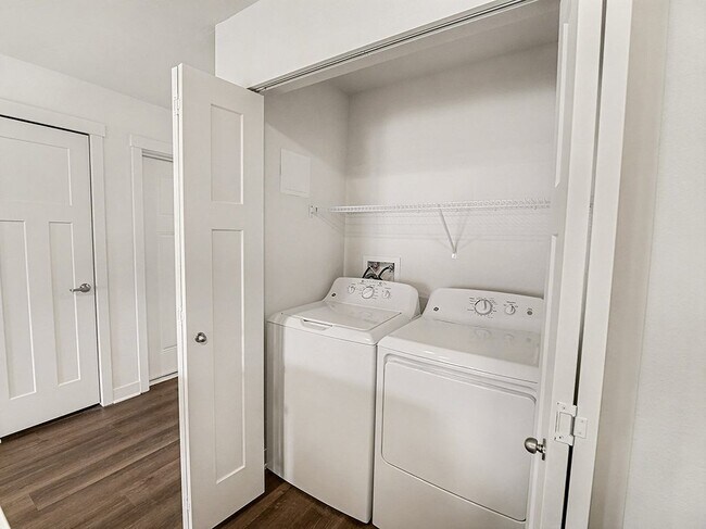 Foto del edificio - The Grove Apartment Homes