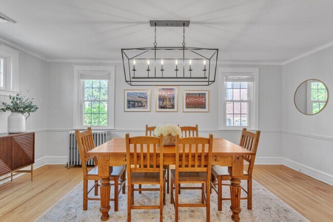Comedor con capacidad para 6 personas y un buffet junto con un escritorio y una silla (no aparece en la imagen) - 2314 Bryn Mawr Ave