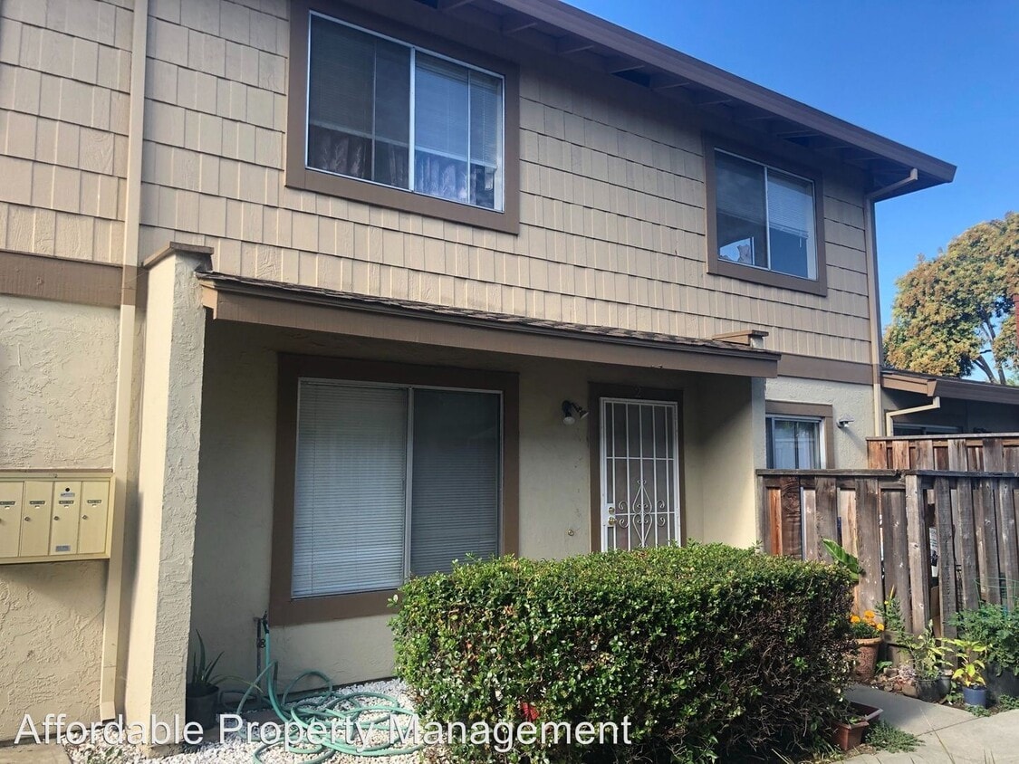 Primary Photo - 3 br, 1.5 bath House - 2274 Eric Court #2