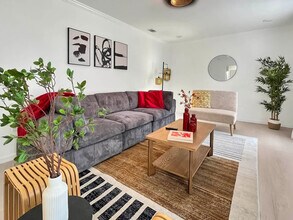 Building Photo - 216 Pinecrest Pl