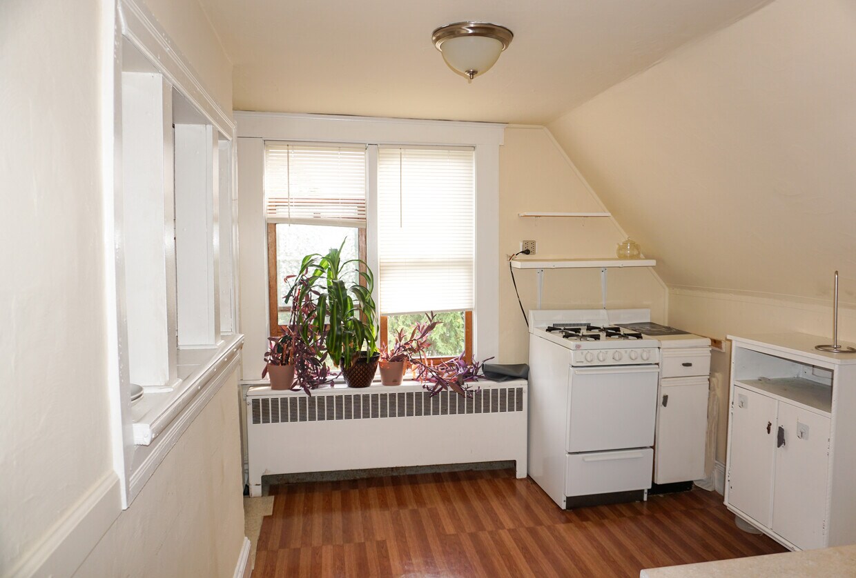 Kitchen - 107 Ridgeway Ave