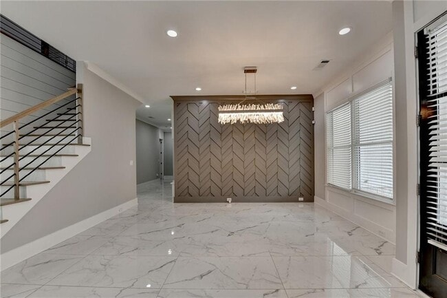 Building Photo - 960 Nours Cir SE