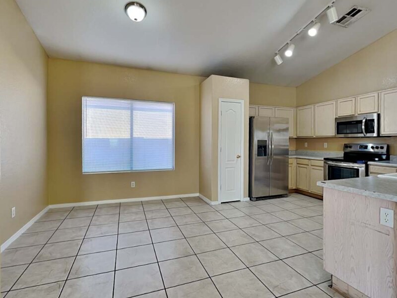 Foto principal - 7033 W Villa St
