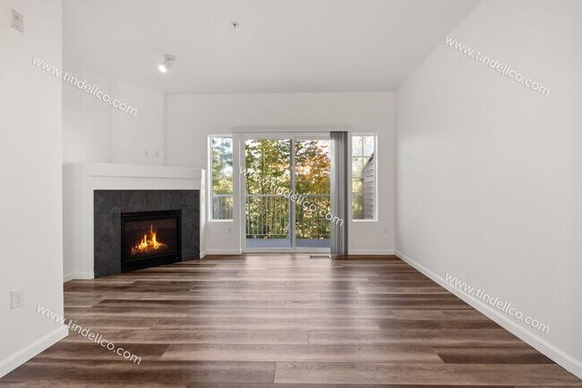 Foto del edificio - Charming Townhome w/ Fireplace, Balcony & ...